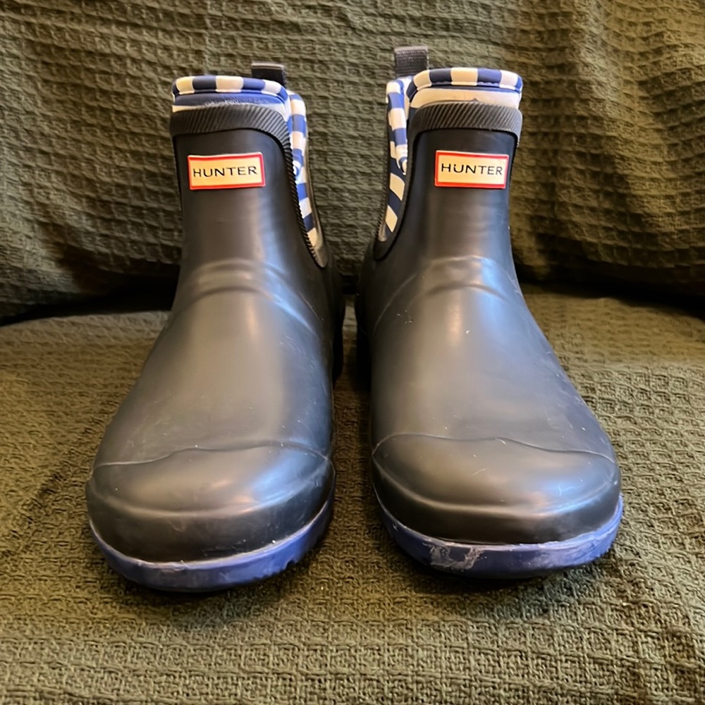 Hunter x Target kids size 5 (Women’s size 7) ankle-high rain boots, blue.